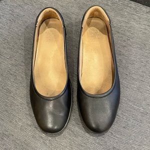 Black Naturalizer ballet flats